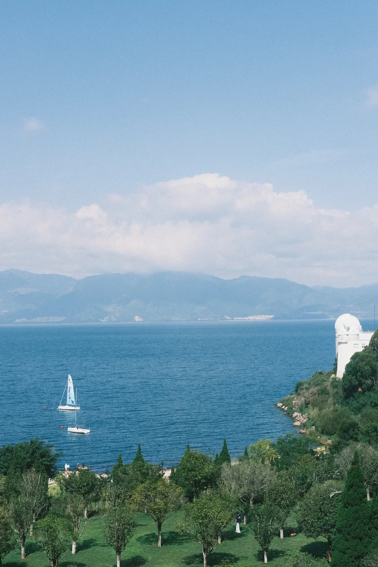 抚仙湖 · 环湖湿地与远山