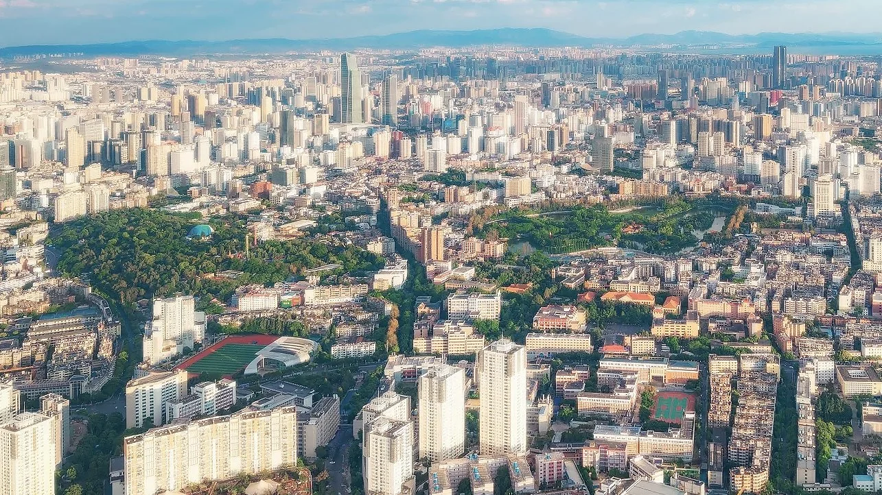 航拍昆明市景，远山与高楼之间翠湖若隐若现