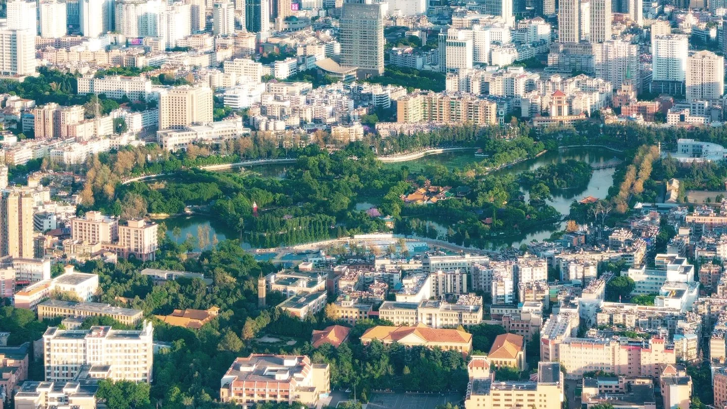 航拍翠湖片区全景，湖泊与老城区建筑群相映成趣