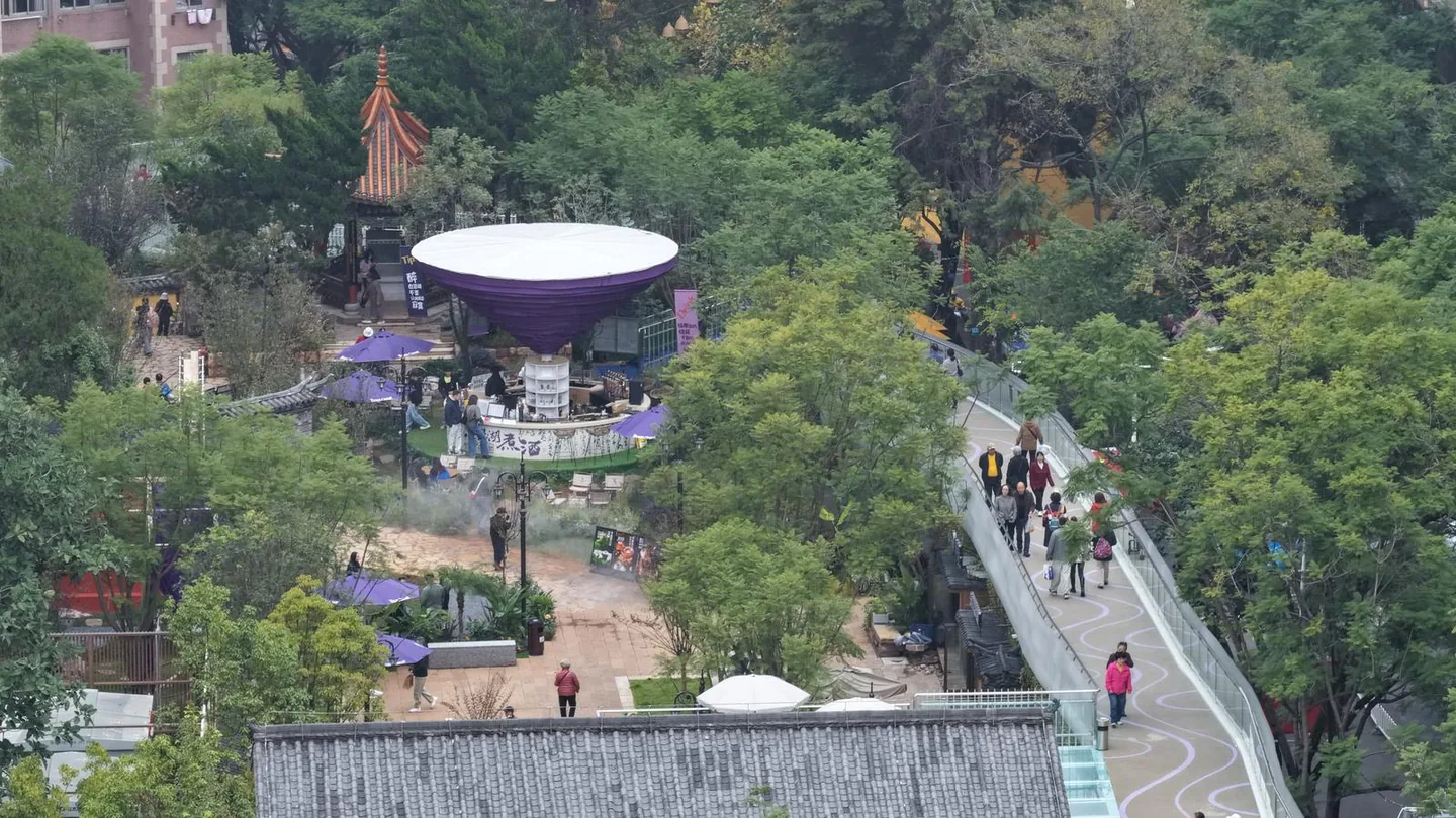 翠湖咖啡文化中心 白色飞碟状建筑与紫底座 周围紫色遮阳伞