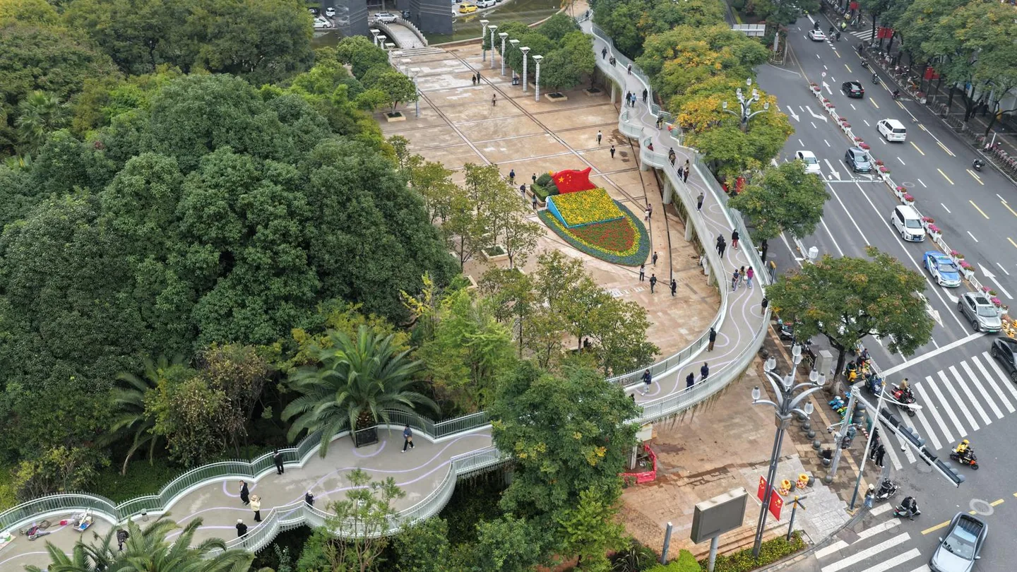翠湖城市绿道 航拍全景 栈道蜿蜒穿过树林与五华广场