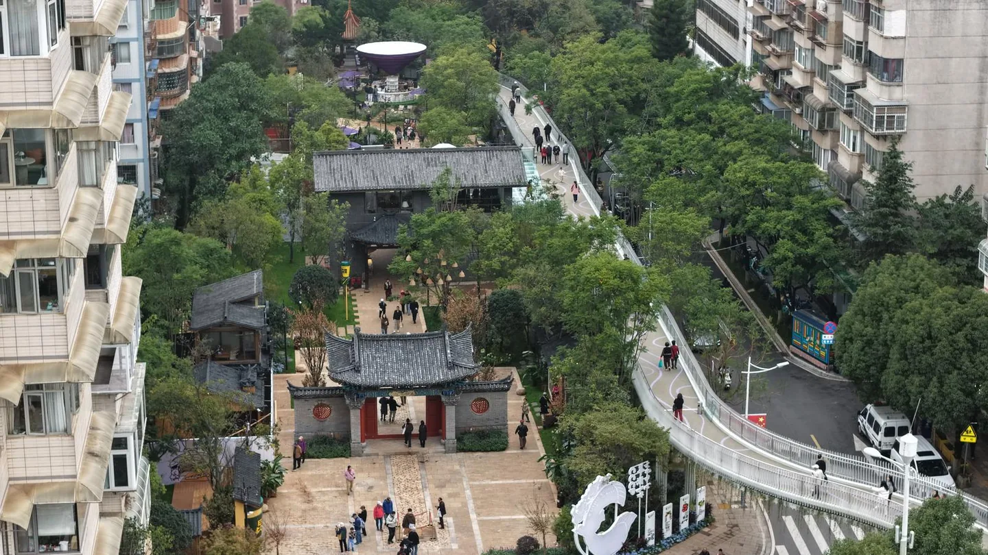 翠湖城市绿道北端 黄公东街市政公园入口 中式牌坊与栈道衔接