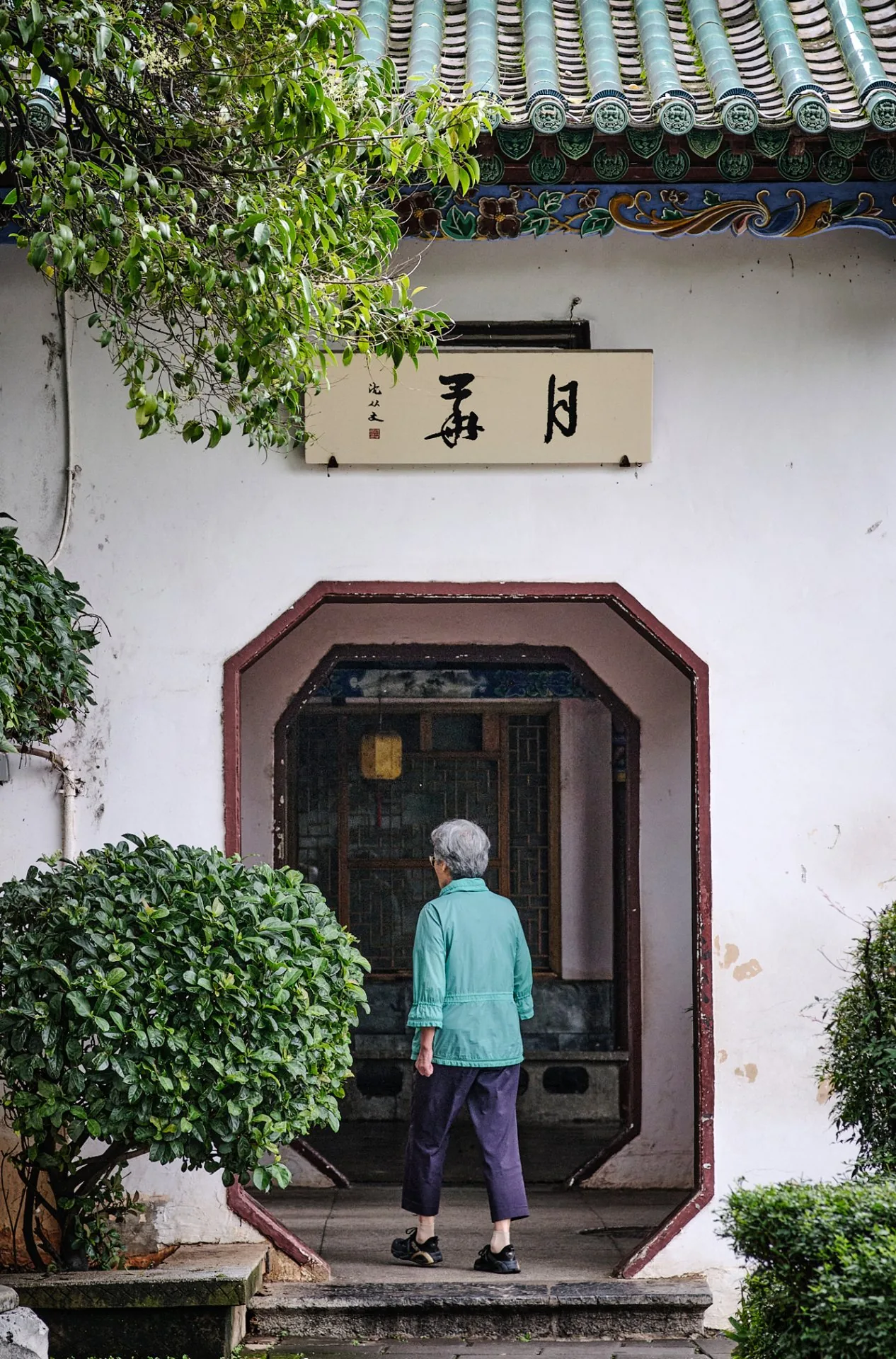翠湖月景八角门