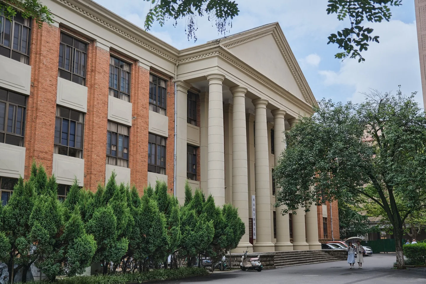 云南大学会泽院正面全景，法式红砖与罗马柱廊